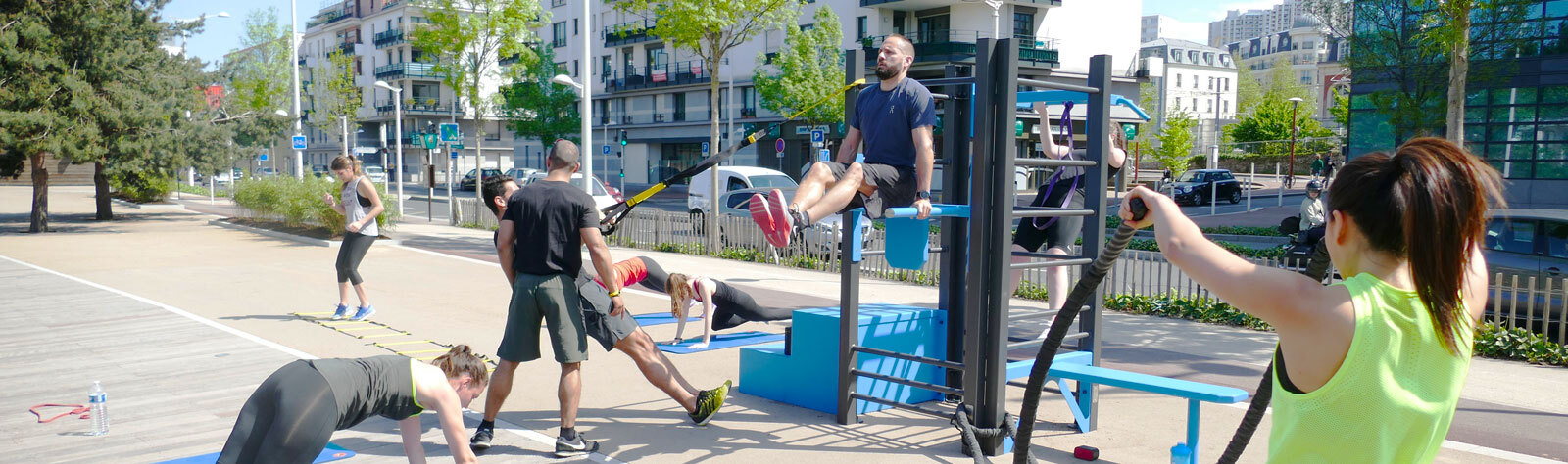 group_of_people_doing_sport_outdoor_2